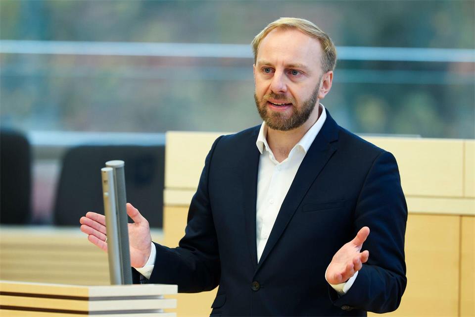 „Mobilität ist Daseinsvorsorge“, sagte der SPD-Abgeordnete Niclas Dürbrook. (Archivbild)Frank Molter/dpa