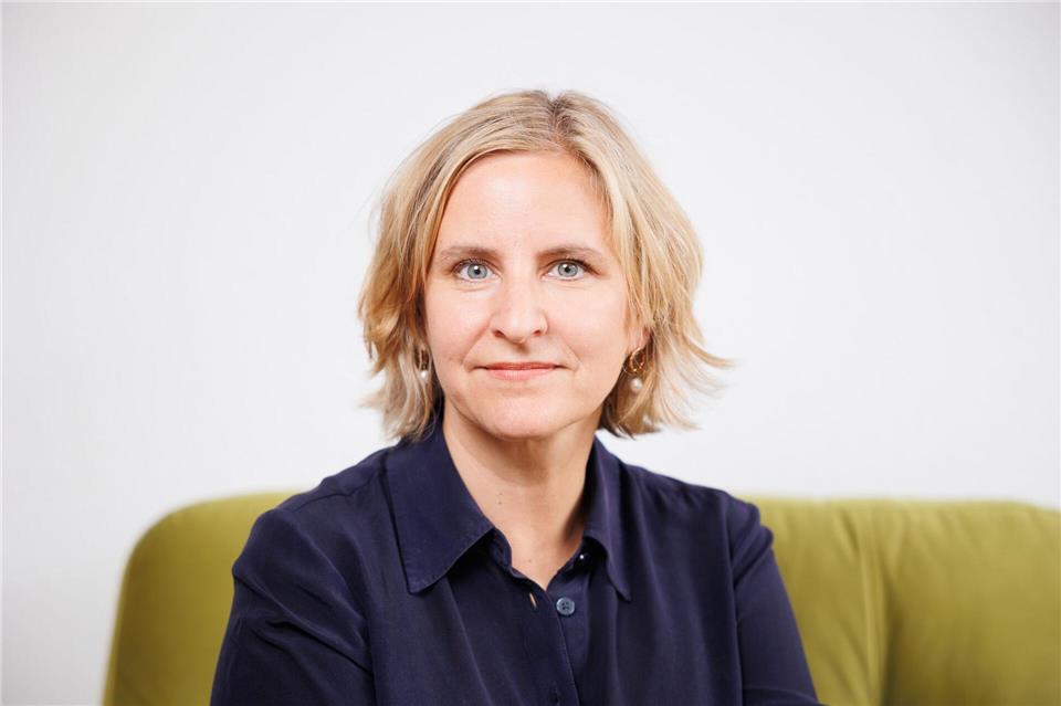 Mobilitätsministerin Katrin Eder (Grüne) will eine Belebung der Bahnhöfe, damit sich die Menschen dort wieder wohler fühlen. (Archivbild)Lando Hass/dpa