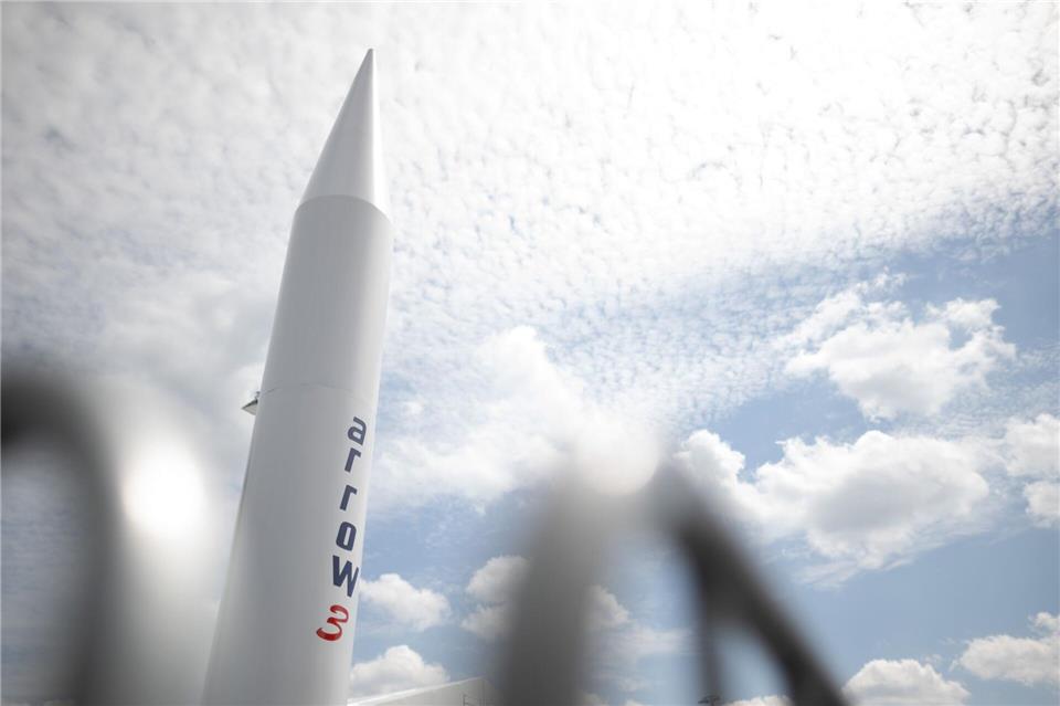 Modell einer Rakete des Arrow-3-Luftverteidigungssystems Sebastian Christoph Gollnow/dpa