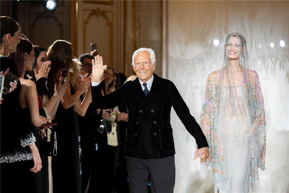 Modemacher Giorgio Armani ist in Alter von 91 Jahren gestorben. (Archivbild)Lewis Joly/AP/dpa