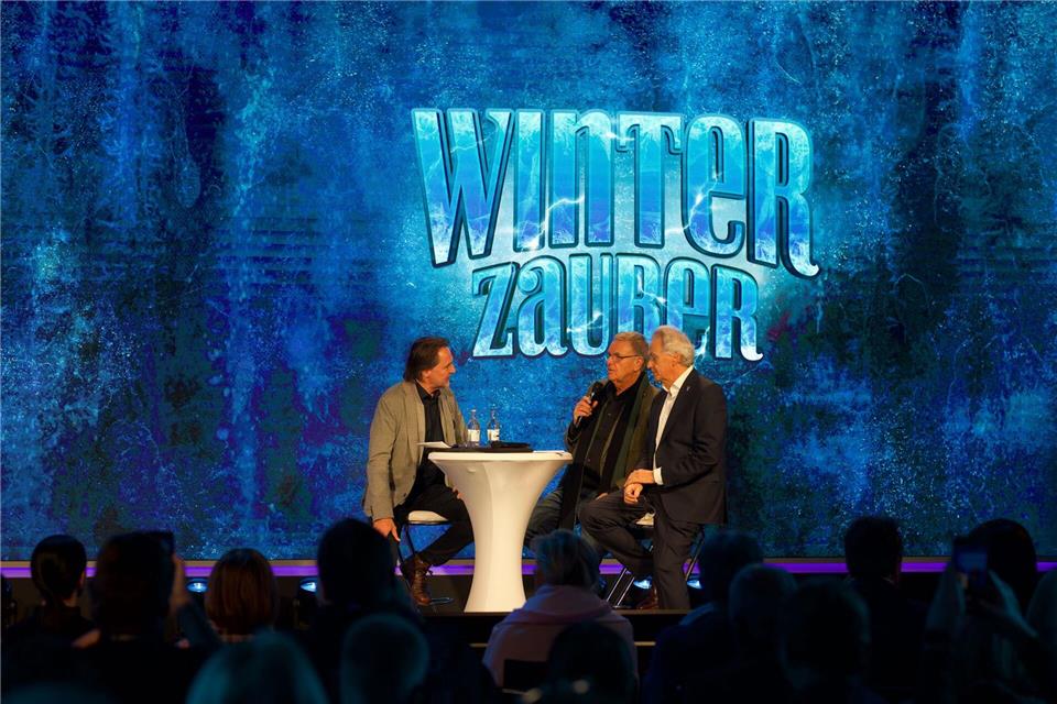 Moderator Ingo Dubinski (l) und die Parkinhaber Roland (M.) und Jürgen Mack unterhalten sich während der Winter-Pressekonferenz des Europa-Parks.Philipp von Ditfurth/dpa