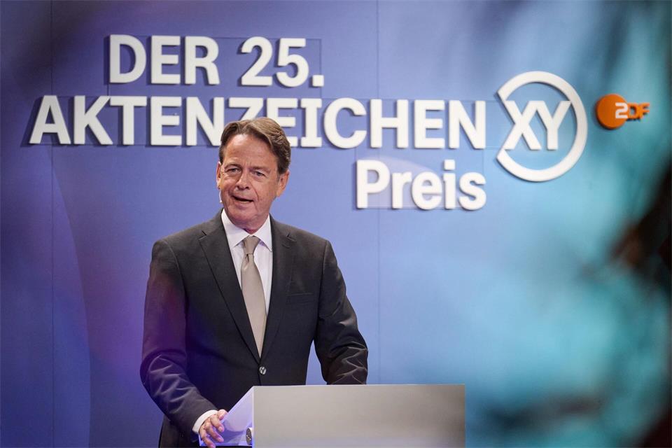 Moderator Rudi Cerne spricht während der 25. Verleihung der XY-Preise.Sebastian Christoph Gollnow/dpa