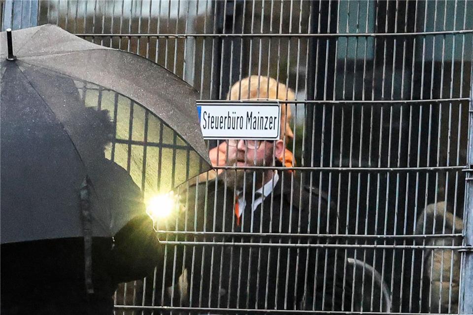 Moderator Thomas Gottschalk (hinten M, orangefarbene Jacke) kommt vor der RTL-Show „Denn sie wissen nicht, was passiert“ am Studio an.Christoph Reichwein/dpa