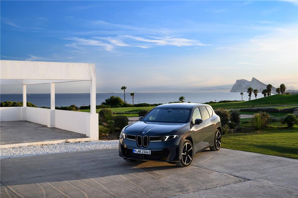 Moderne Autozeiten: Damit auch der iX3 Bestandteil solcher schicken Ansichten werden kann, sind rund 70.000 Euro vonnöten.Uwe Fischer/BMW AG/dpa-tmn