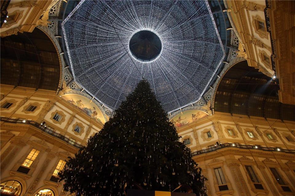 Moderne Inszenierung in Mailands berühmter Einkaufsgalerie: Der Weihnachtsbaum - hier im Dezember 2016 - wird glamourös mit LED-Lichtern beleuchtet und luxuriösen Ornamenten von Marken wie Cartier oder Swarovski verziert. (Archivbild)picture alliance / dpa