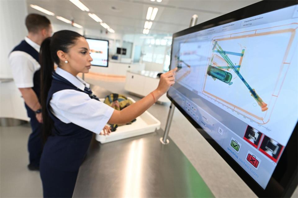 Moderne Technik machts möglich: Auch Laptops dürfen am Flughafen München künftig bei der Sicherheitskontrolle im Handgepäck bleiben. (Archivbild)Angelika Warmuth/dpa