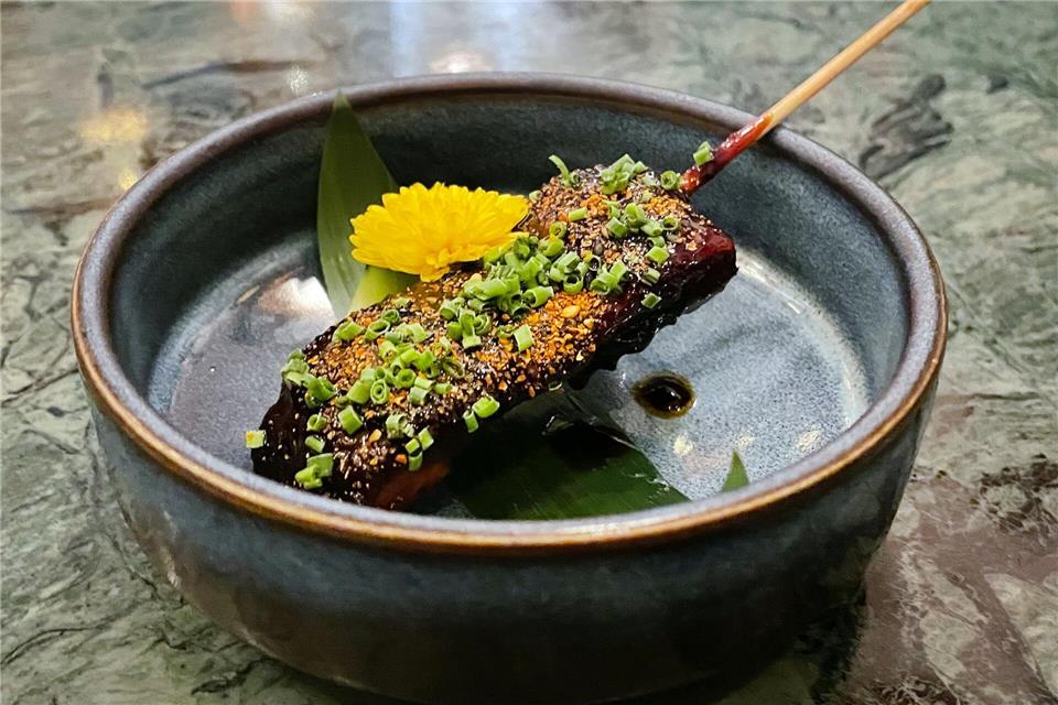 Moderne Tradition: Malcom Lees Küche basiert auf Tradition, wird aber neu interpretiert, wie hier bei einem auf Holzkohle gegrillten Bangus Belly Satay mit Kicap-Manis-Glasur.Manuel Meyer/dpa-tmn