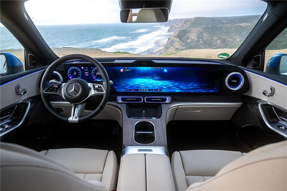 Moderne Zeiten und alte Tugenden: Neben der riesigen Bildschirmlandschaft helfen aber auch ein paar klassische Schalter bei der Bedienung.Mercedes-Benz AG/dpa-tmn