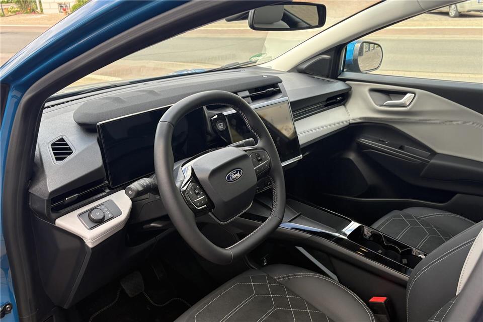 Modernes Cockpit mit digitalem Display und Multifunktionslenkrad