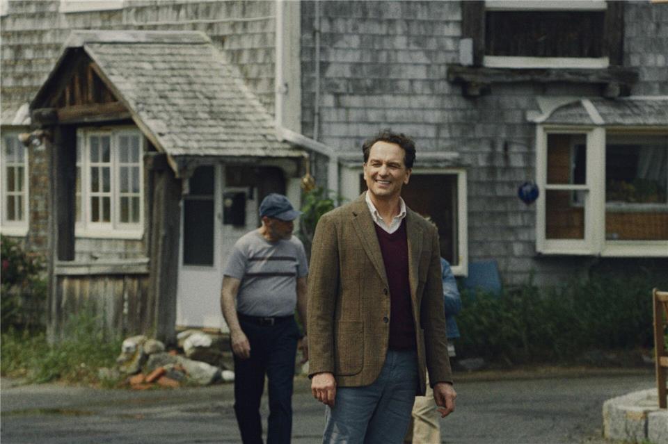 Möchte das Image seiner Insel nach vorn bringen: Bürgermeister Tom Loftis (Matthew Rhys) in der Apple-TV-Serie „Widow’s Bay“.---/Apple TV/dpa
