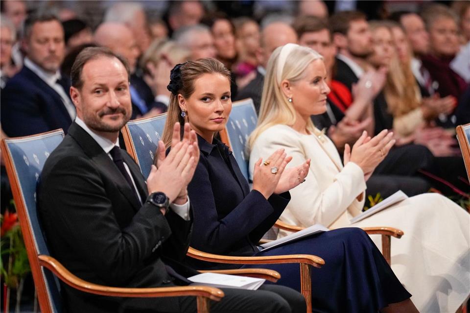 Möchten bei Mette-Marit (rechts) sein: Kronprinz Haakon und Prinzessin Ingrid Alexandra (Mitte). (Archivbild)Ole Berg-Rusten/NTB/dpa