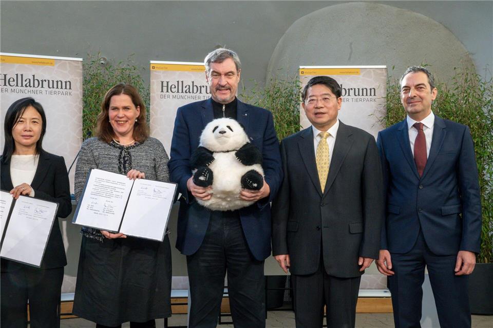Möglich macht das ein Leihvertrag, den der Tierpark mit China unterzeichnet hat.Peter Kneffel/dpa