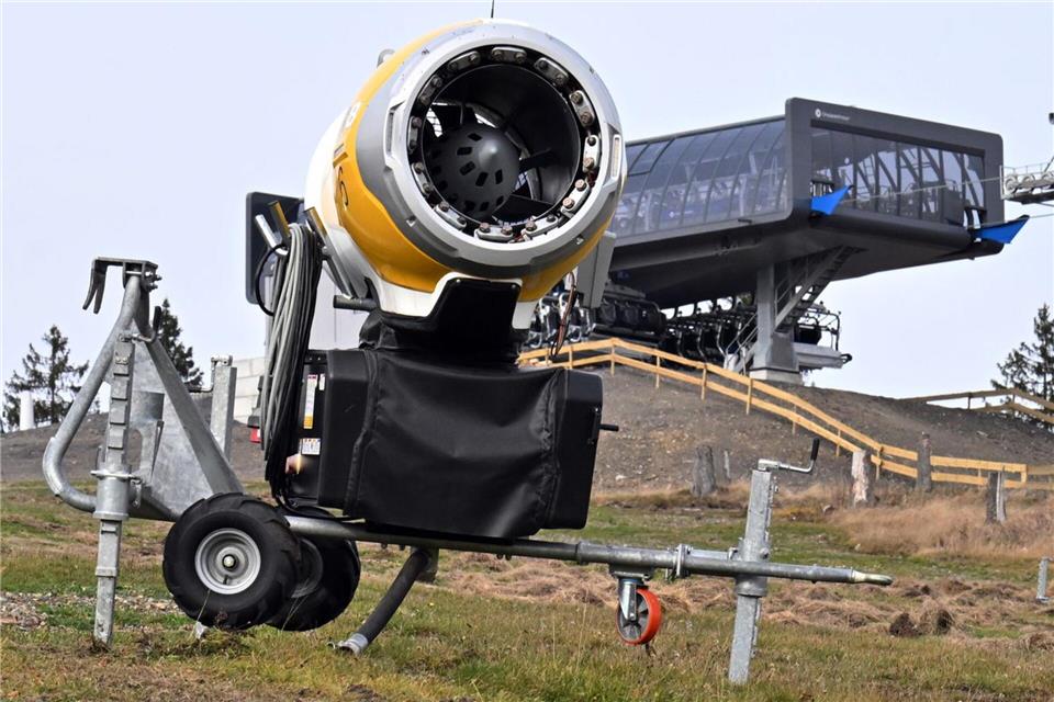 Möglich sind im Erlebnispark Silbersattel bei Steinach rund 4,5 Kilometer Pisten für Abfahrtsski und bis zu 35 Kilometer an Langlauf-Loipen.Martin Schutt/dpa