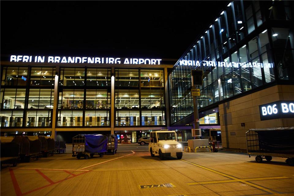Mögliche Änderungen am Nachtflugverbot am Flughafen BER sind ein Streitpunkt zwischen Berlin und Brandenburg (Archivbild).Jörg Carstensen/dpa