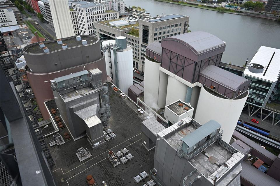 Möglicherweise hat sich die Kohle in einem der drei grauen Kohlesilos selbst entzündet.Michael Brandt/dpa