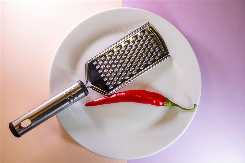 Möglichst fein und ohne Spritzer: Wie lässt sich eine Chilischote gut zerkleinern?Christin Klose/dpa-tmn