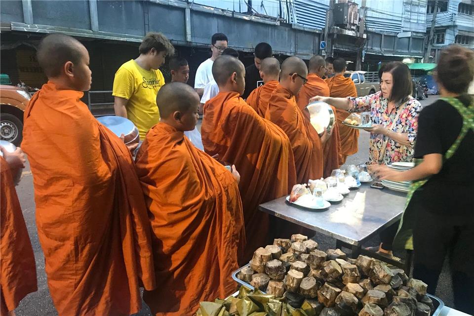Mönche werden in Thailand tief verehrt. (Symbolbild)Hathai Techakitteranun/dpa