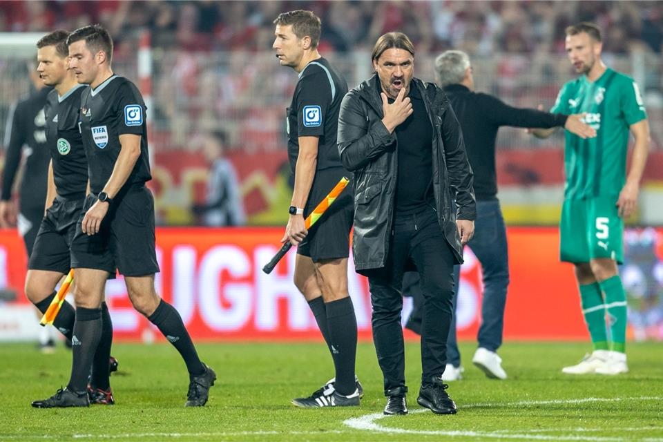 Farke: Trotz Ausfällen „Zähne zusammenbeißen, kämpfen“ Mönchengladbachs Trainer Daniel Farke läuft enttäuscht über das Spielfeld.