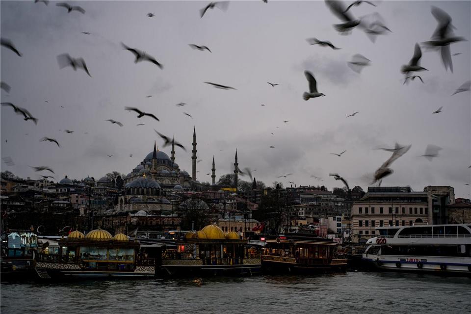 Möwen fliegen an einem regnerischen Tag über dem Bosporus.Emrah Gurel/AP/dpa