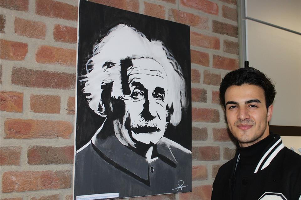 Mohamad Meree zeigt im Raesfelder Rathaus auch dieses Porträt von Albert Einstein.