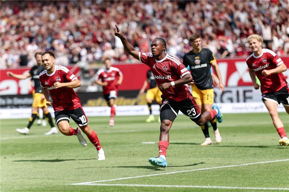 Mohamed Alì Zoma (M) ist für den 1. FC Nürnberg Gold wert.Daniel Löb/dpa
