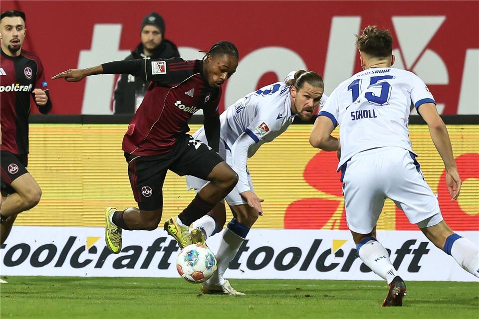 Mohamed Ali Zoma (l) bereitete dem Karlsruher SC permanent Probleme.Daniel Löb/dpa