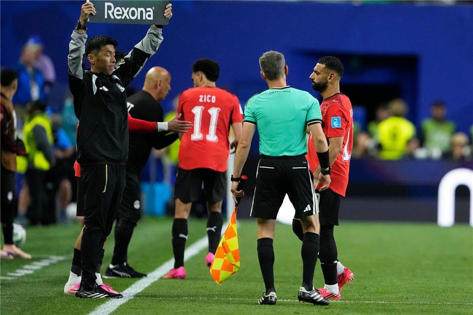 Mohamed Salah (rechts) ging nach gut einer Stunde vom Feld.Lindsey Wasson/AP/dpa