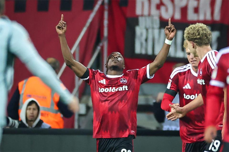 Mohamed Zoma (m) verletzte sich beim Spiel in Cottbus. Wann kann er wieder jubeln? (Archivbild)Daniel Karmann/dpa