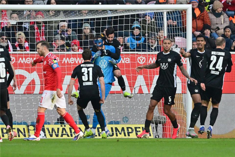 Mohammed Amoura (Mitte) feiert seinen Torwart Kamil Grabara für den gehaltenen Elfmeter. Torsten Silz/dpa