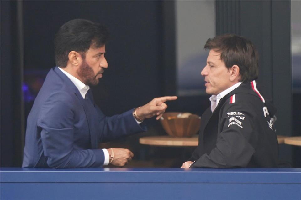 Mohammed Ben Sulayems (l.), hier mit Toto Wolff von Mercedes, Wiederwahl steht praktisch schon fest. (Archivbild)Tim Goode/PA Wire/dpa