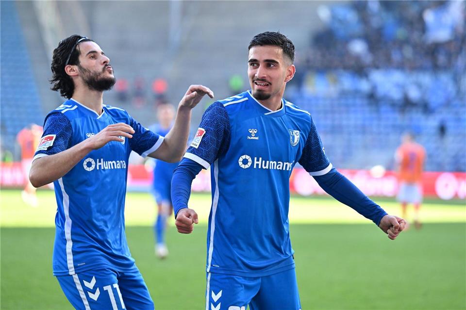 Mohammed El Hankouri (l) und Livan Burcu wurden vom 1. FC Magdeburg verabschiedet.Swen Pförtner/dpa