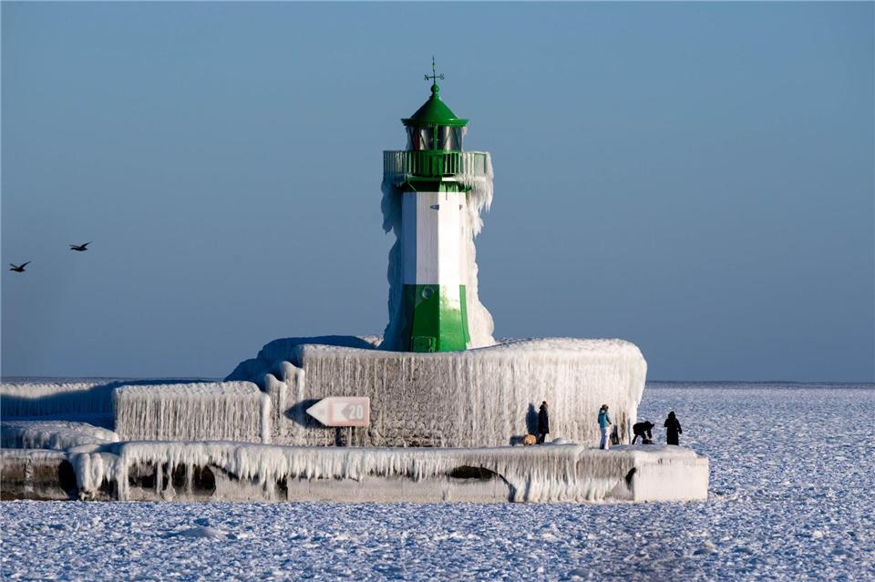 Mole und Leuchtturm in Sassnitz sind aus Sicherheitsgründen gesperrt. Stefan Sauer/dpa