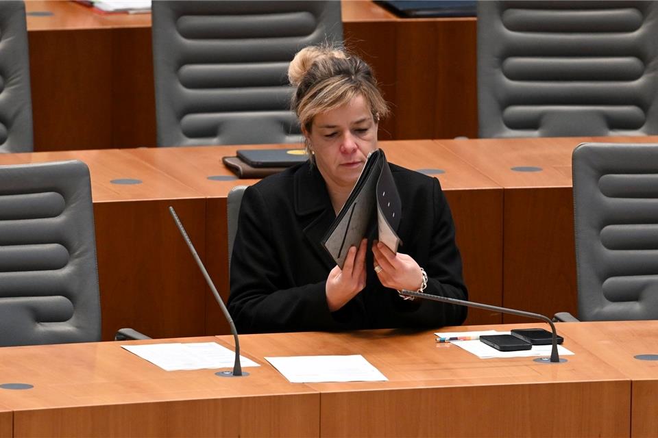 Mona Neubaur, Ministerin für Wirtschaft, Industrie, Klimaschutz und Energie (Grüne) sitzt bei einer Plenarsitzung Landtag NRW auf ihrem Platz.