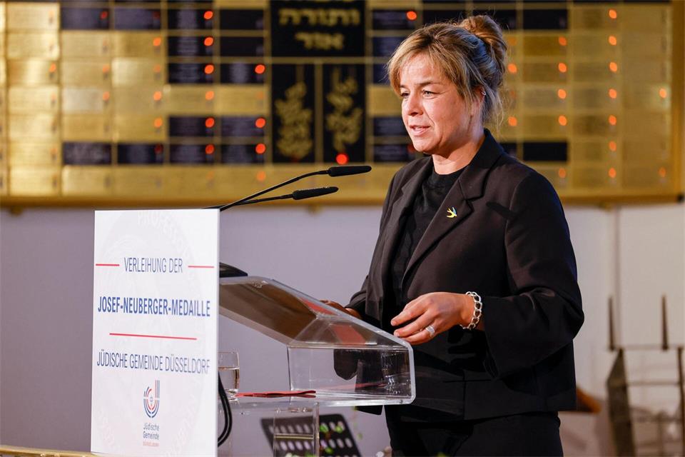Mona Neubaur wurde für ihr langjähriges Engagement für jüdisches Leben gewürdigt.Thomas Banneyer/dpa