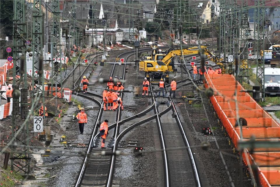 Monatelang war die Riedbahn wegen einer Generalsanierung gesperrt, seitdem sind die Züge nach Angaben der Deutschen Bahn pünktlicher. (Archivbild) Arne Dedert/dpa