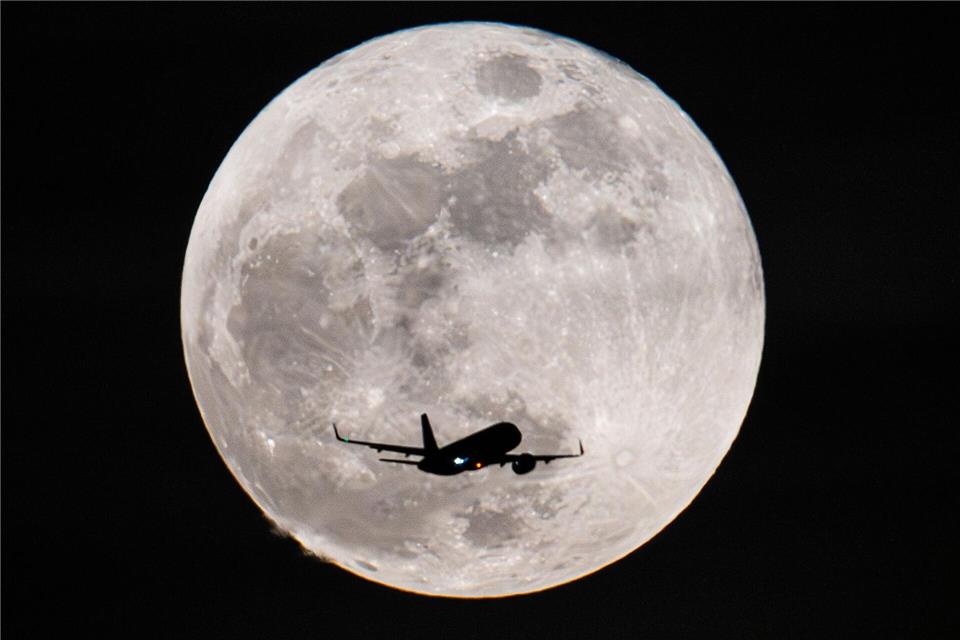 Mondpreis fürs Flugticket muss nicht sein: Wer flexibel bei Tagen und Uhrzeiten ist, findet oft günstigere Flüge.picture alliance/dpa