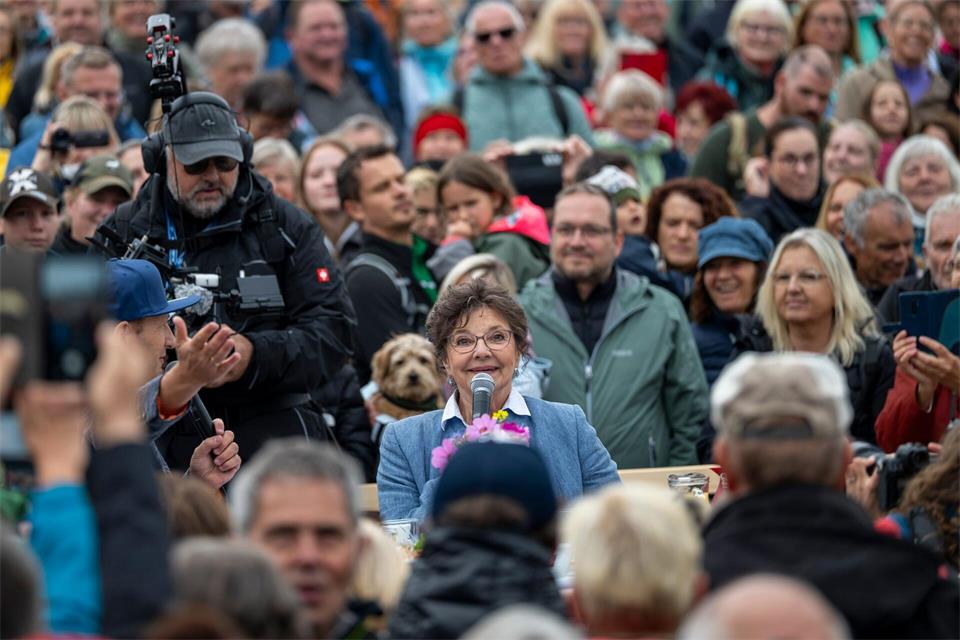 Monika Baumgartner plauderte mit Fans.Peter Kneffel/dpa