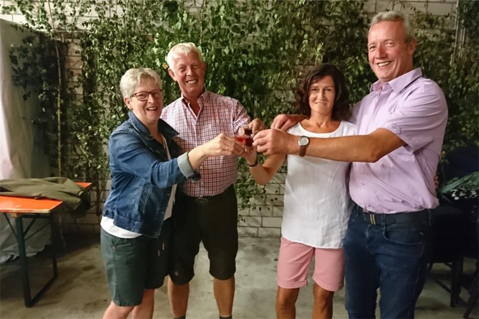 Monika Heselhaus und Thomas Hoffjann, die scheidenden Bürgermeister (links), stoßen mit Ruth und Alfons Lehmbrock, ihren Nachfolgern, an.