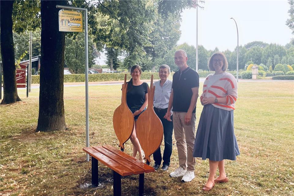 Monika Kotowska (Reckert Möbel), Edith Reckert (Hydraulik- und Hubgeräte), Marzena Steenpaß und Frank Dignath (v.l.) von der Merian-Realschule freuen sich über den Abschluss des Kooperationsprojekts.