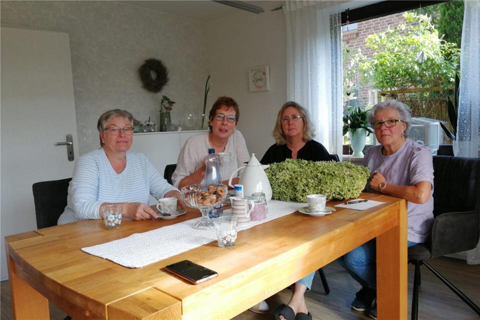 Monika Küppers, Birgit Honsel, Ingrid Groß-Onnebrink und Monika Strothmann (von links) organisieren den Adventsbasar mit viel „Herzblut“.