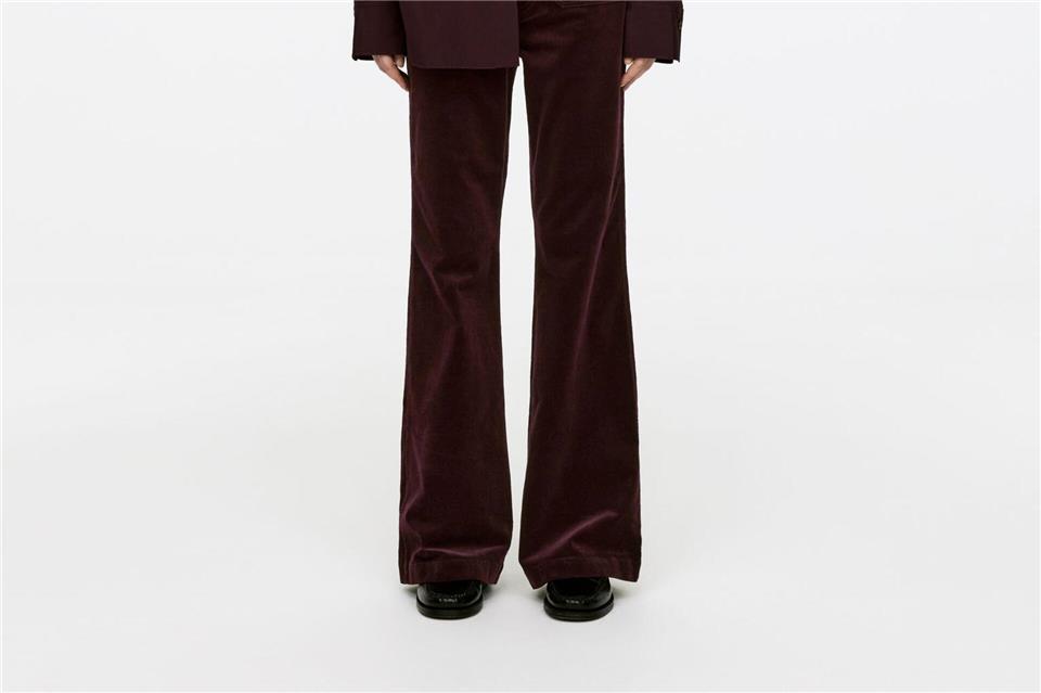 Monochromer Look: Kombiniert mit einer Hemdbluse wirkt die Cordhose von Arket lässig und elegant zugleich (Cordhose ca. 79 Euro, Hemdbluse ca. 79 Euro).Arket/dpa-tmn