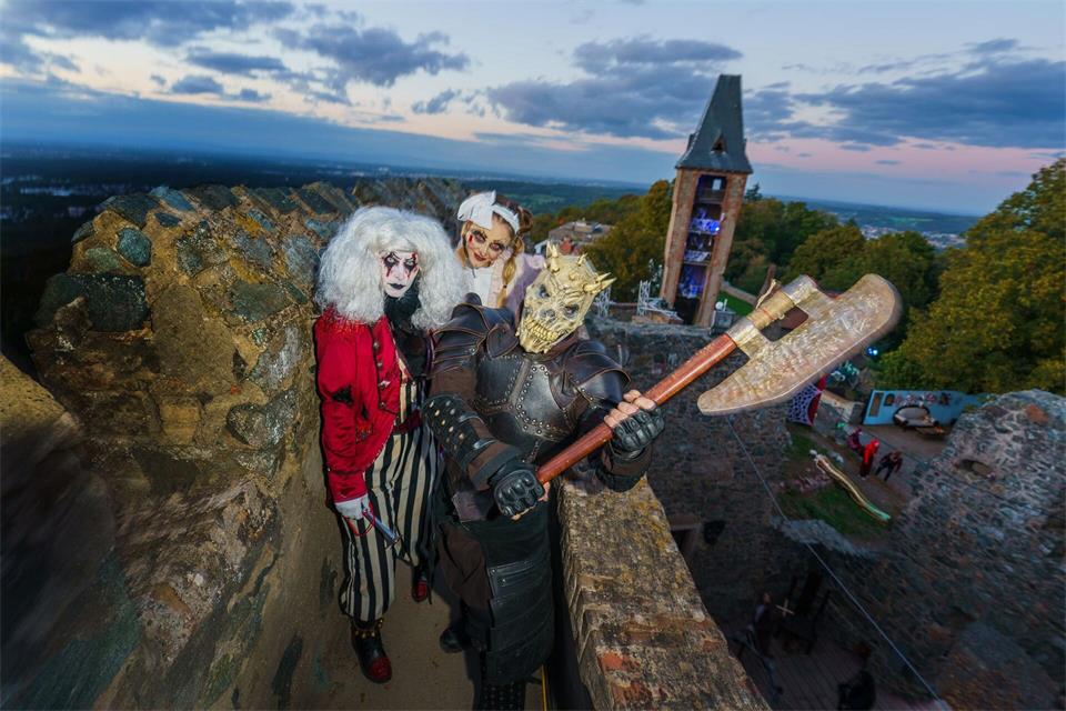 Monster kommen nicht mehr auf die Burg Frankenstein. Besucher aber können sich in der Ruine umsehen. (Archivbild)Andreas Arnold/dpa