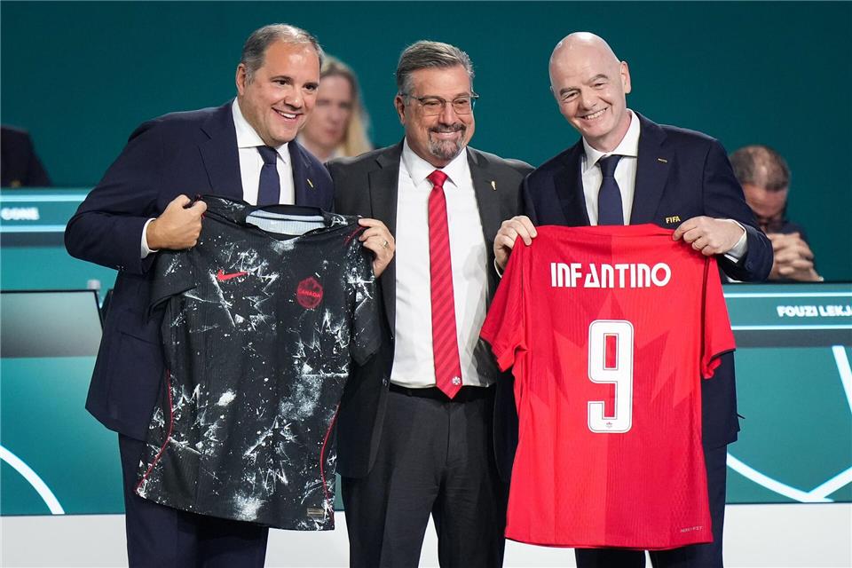 Montagliani (l.) und Infantino (r.) könnten zu Rivalen werden. (Archivbild)Darryl Dyck/The Canadian Press/AP/dpa