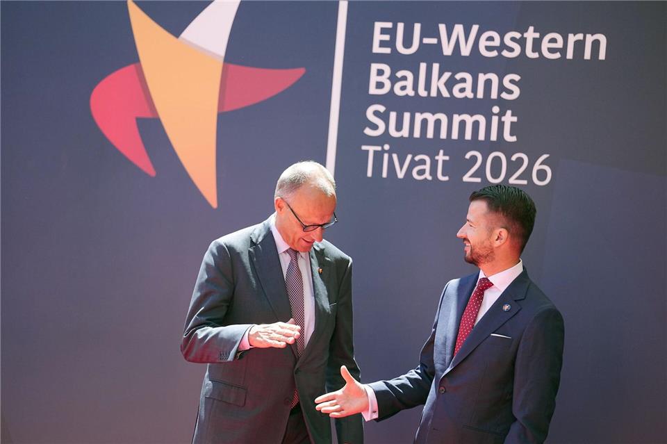 Montenegros Präsident Jakov Milatovic (r) kann darauf hoffen, dass sein Land bald der EU beitreten kann. Kanzler Merz ist für eine zügige EU-Erweiterung offen.Kay Nietfeld/dpa