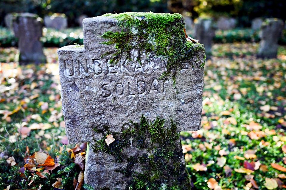 Moos wächst auf dem Grabstein eines unbekannten Soldaten - er starb vor rund 80 Jahren bei den Kämpfen am Niederrhein.Federico Gambarini/dpa