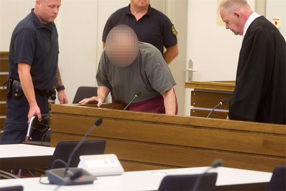 Mord verjährt nicht - am Freitag wird das Urteil gegen den 81 Jahre alten Angeklagten im Mordfall Amy Lopez erwartet. (Archivbild)Thomas Frey/dpa