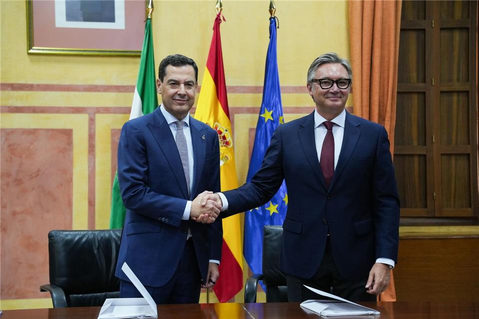 Moreno (l) und Vox-Fraktionssprecher Manuel Gavira besiegeln ihre neue Koalitionsregierung in der bevölkerungsstärksten Region Spaniens. María José López/EUROPA PRESS/dpa