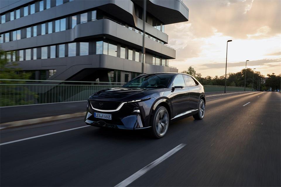 Morgendämmerung: Mazda bringt mit dem CX-6e ein vergleichsweise konventionelles Elektro-SUV auf den Markt.Mazda/dpa-tmn