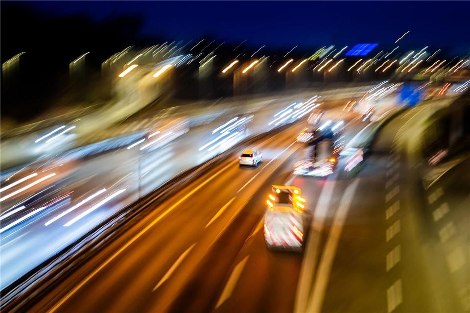 Morgendlicher Autoverkehr auf der A100. Am heutigen Montag (16.03.2026) tagt eine von den Koalitionsfraktionen im Bundestag eingesetzte Taskforce zu den gestiegenen EnergiepreisenChristoph Soeder/dpa