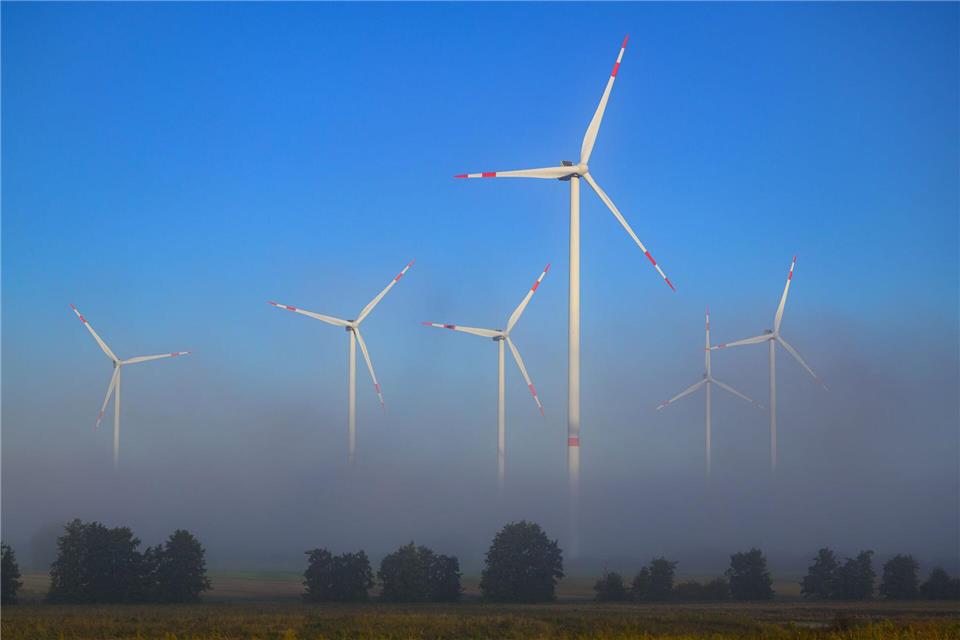 Morgens ragen Windenergieanlagen bei Jacobsdorf aus dem Nebel. Patrick Pleul/dpa